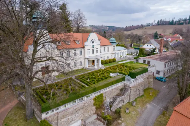 Chateau Radvanov – barokní zámek u Mladé Vožice